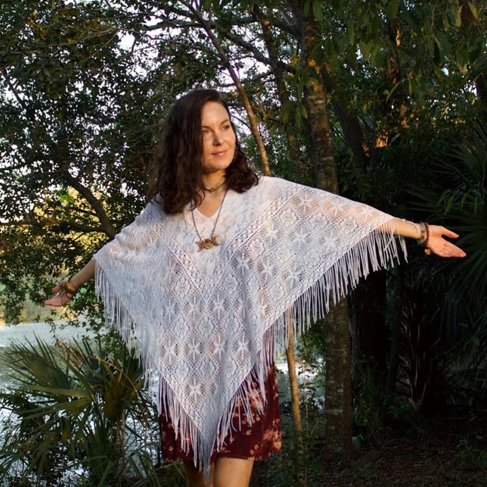 ✨white fringe shawl✨